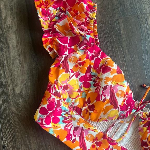 Floral off the shoulder Crop Top - Picture 4 of 6